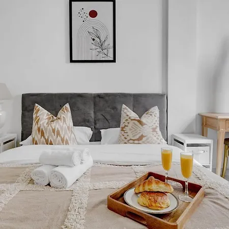Madeleine & Champs-elysees - 2br 2ba With Balcony - Vacation Apartment Paris